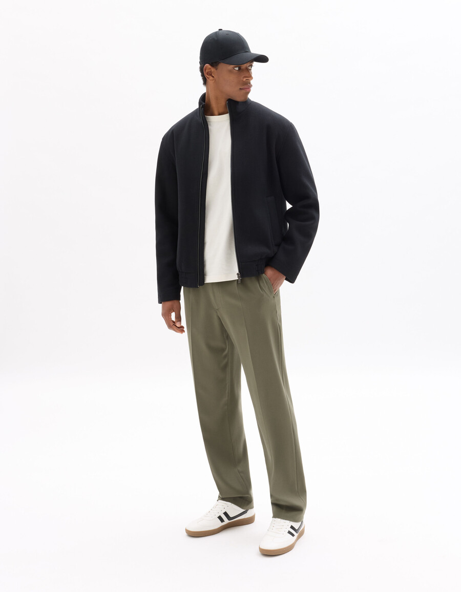 pantalones caqui holgados y elásticos para todo el día