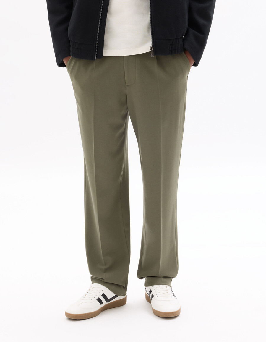 pantalones caqui holgados y elásticos para todo el día