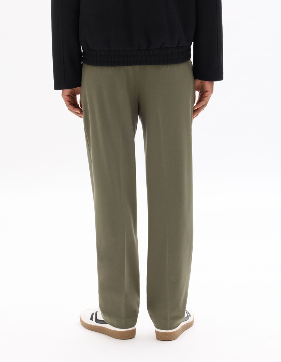 pantalones caqui holgados y elásticos para todo el día
