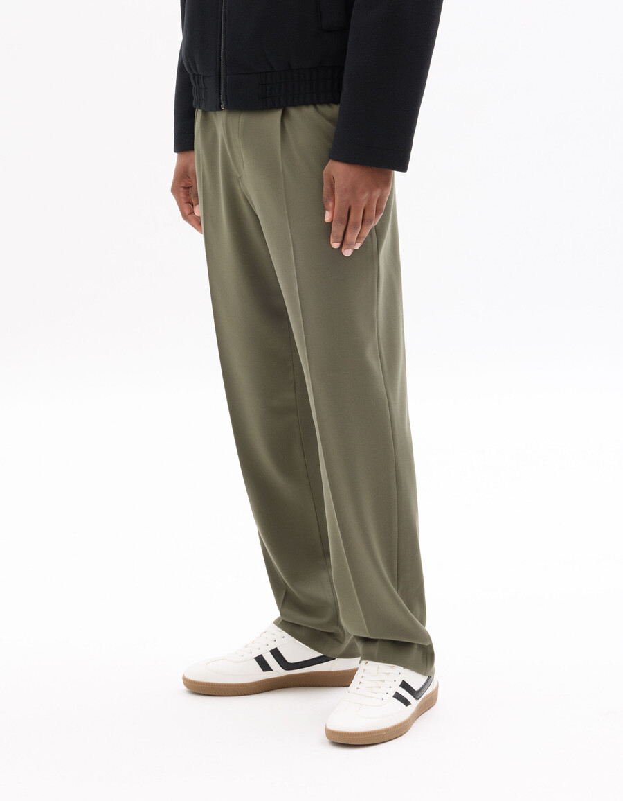 pantalones caqui holgados y elásticos para todo el día