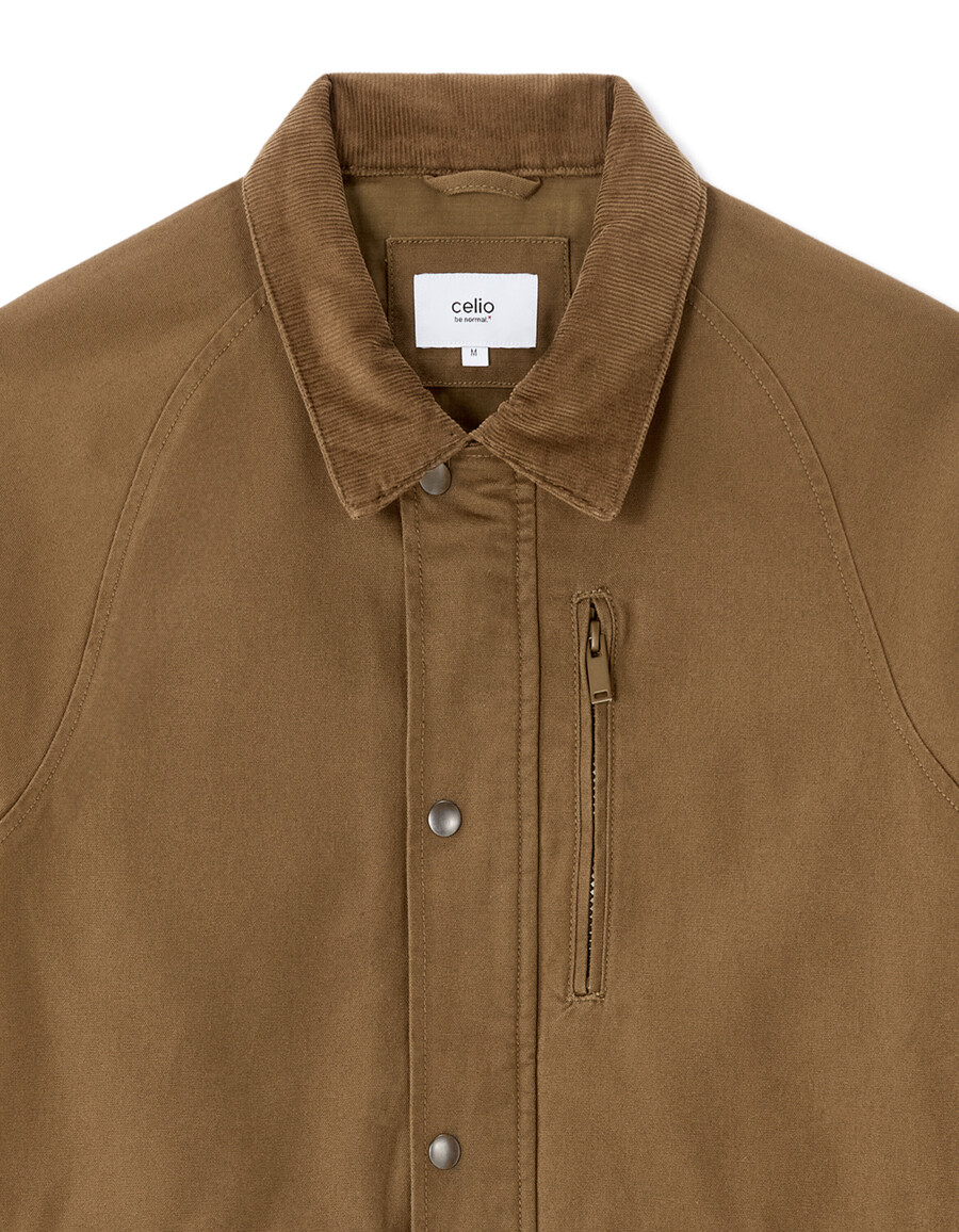 chaqueta multibolsillos con cuello de terciopelo