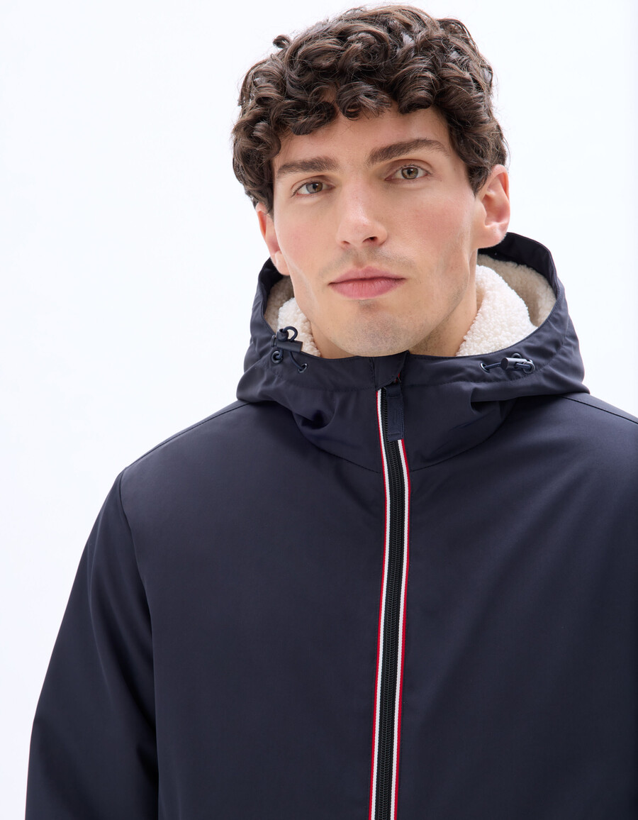 chaqueta drycore con capucha repelente al agua y forrada de sherpa