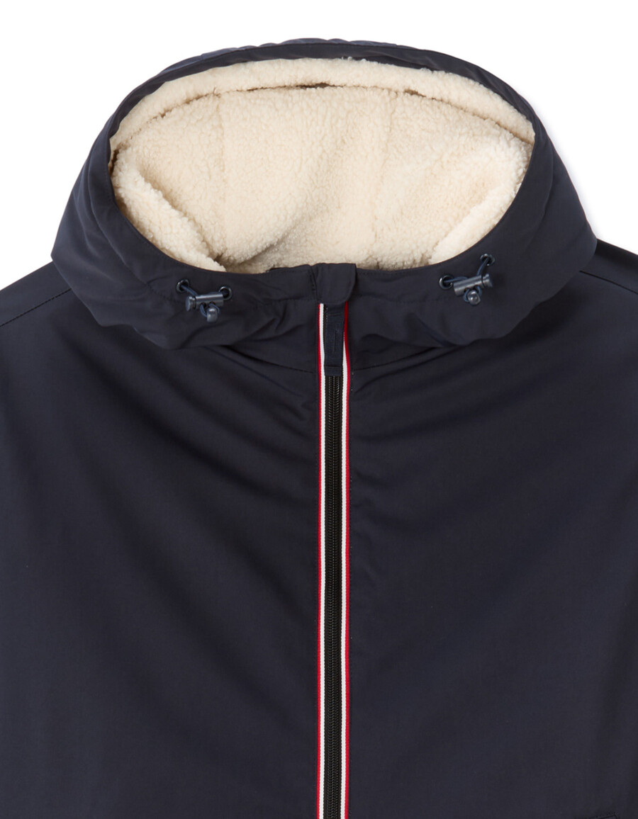 chaqueta drycore con capucha repelente al agua y forrada de sherpa