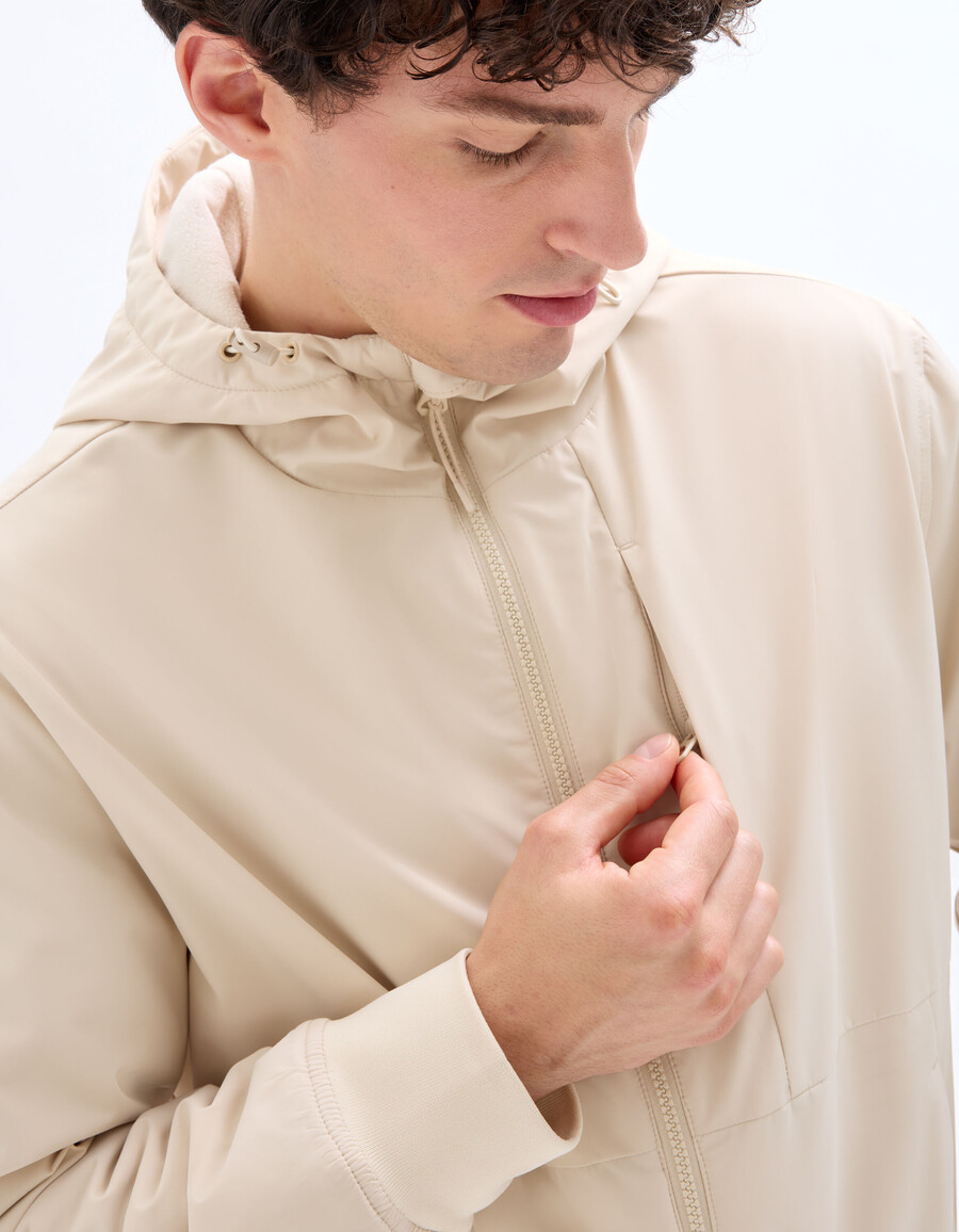chaqueta con capucha repelente al agua drycore