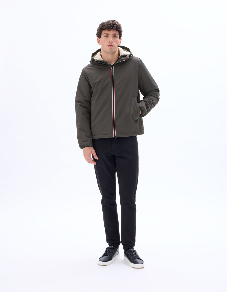 chaqueta drycore con capucha repelente al agua y forrada de sherpa