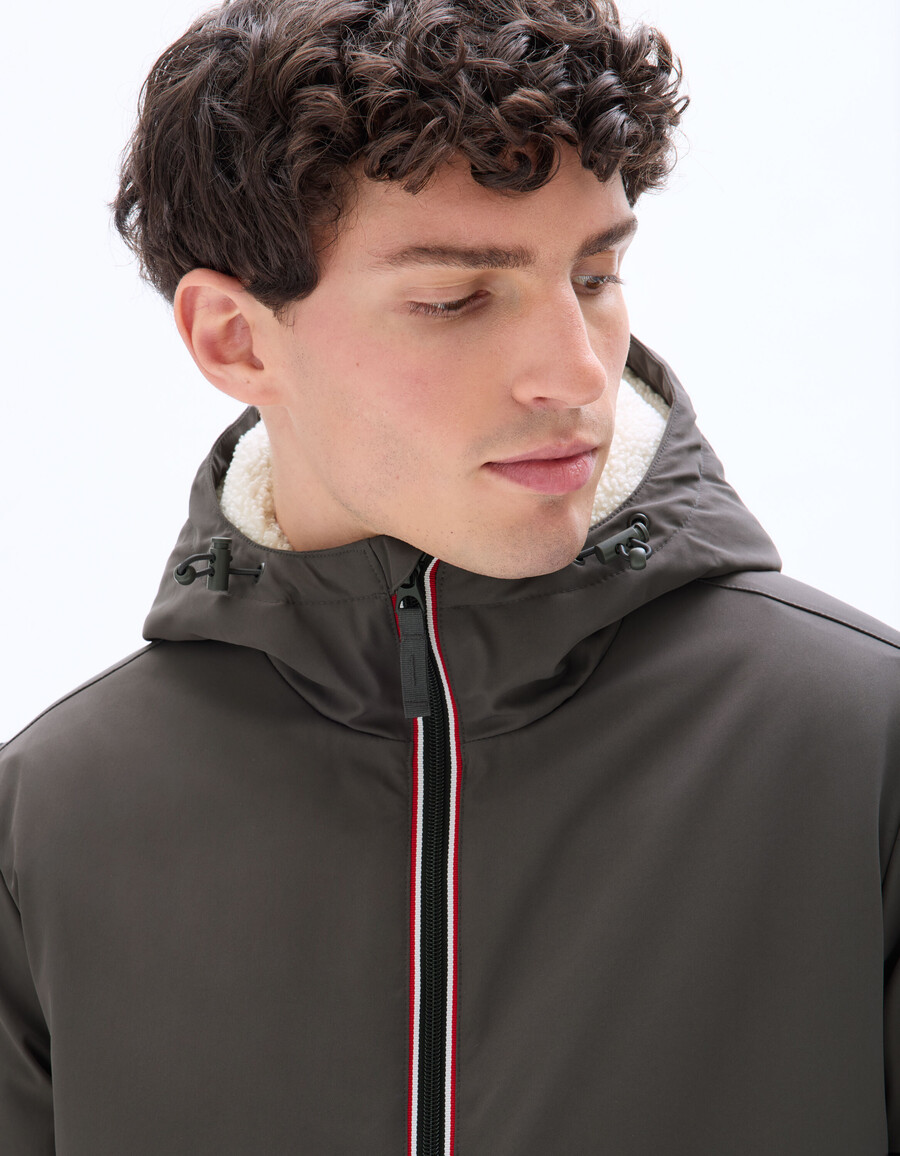 chaqueta drycore con capucha repelente al agua y forrada de sherpa