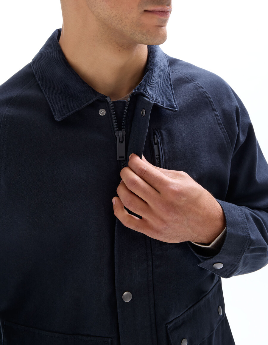 chaqueta multibolsillos con cuello de terciopelo