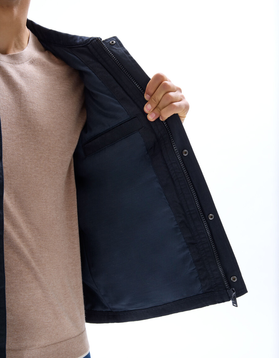 chaqueta multibolsillos con cuello de terciopelo