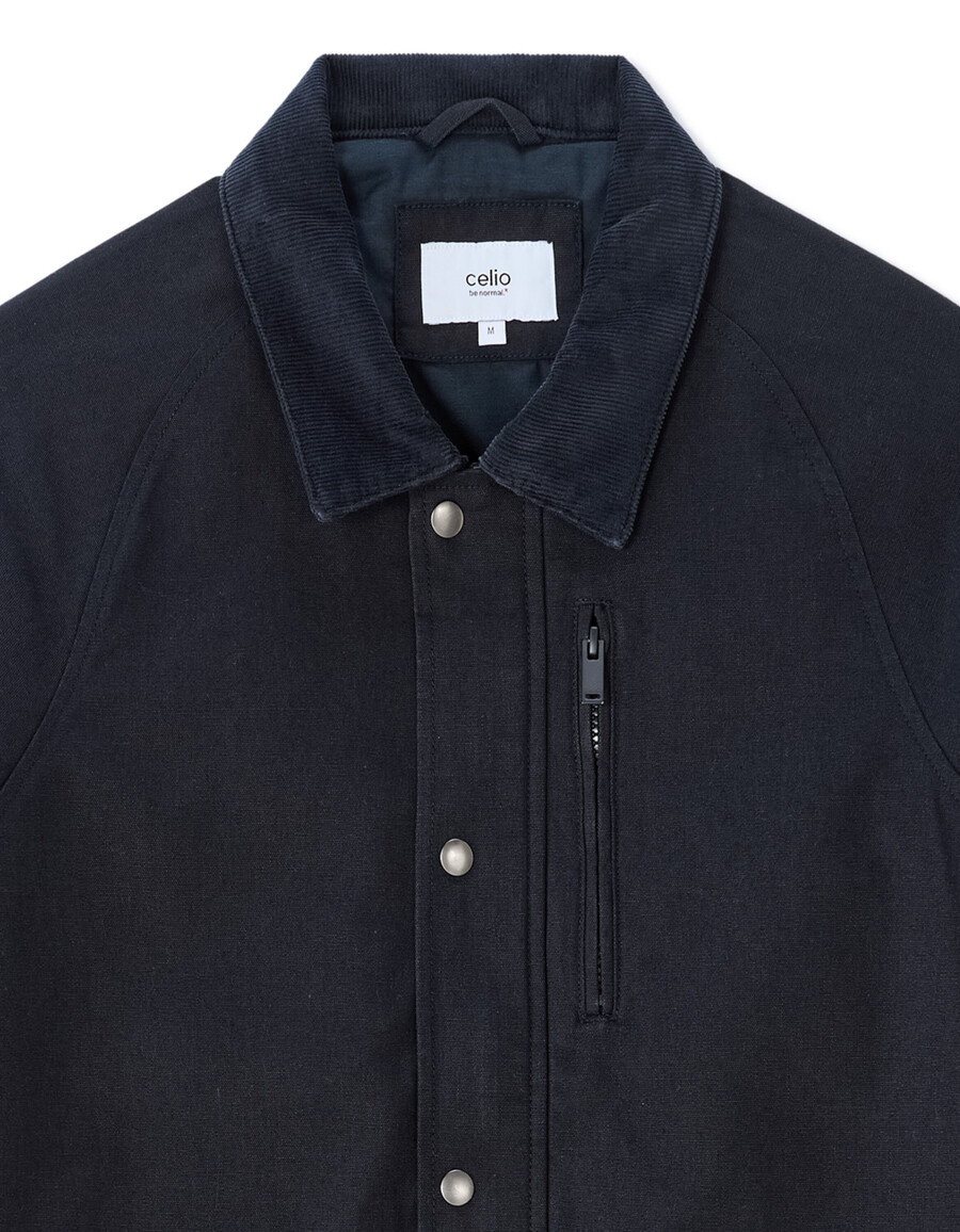 chaqueta multibolsillos con cuello de terciopelo