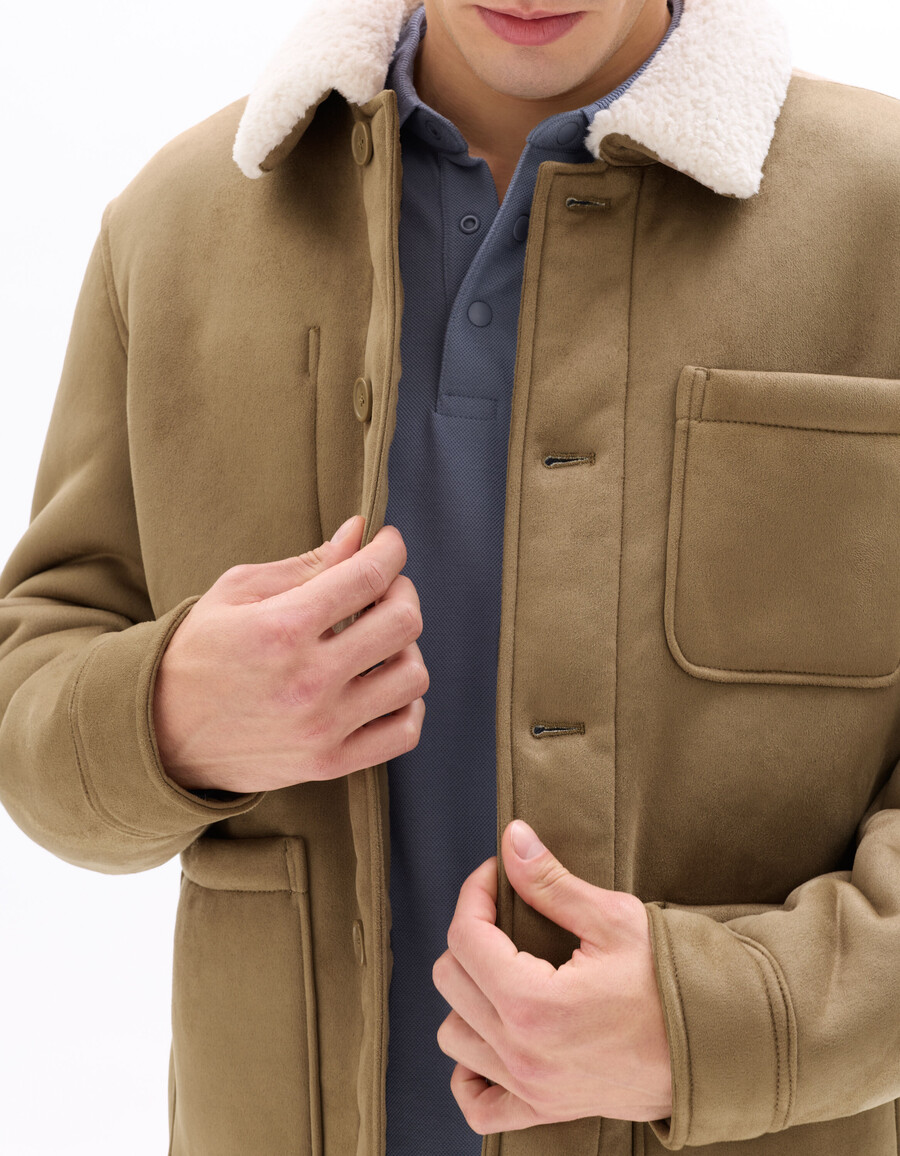 chaqueta de trabajo de ante sintético color topo con forro de sherpa