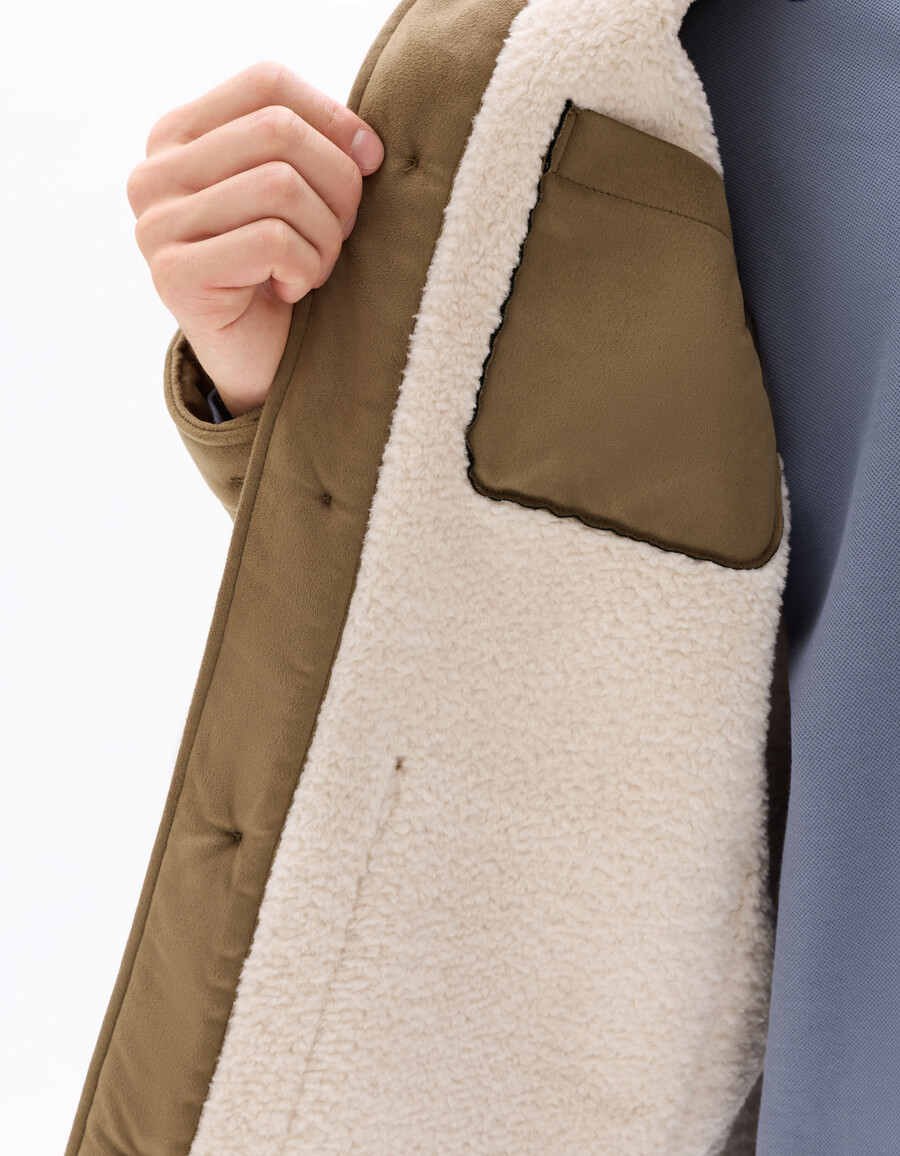 chaqueta de trabajo de ante sintético color topo con forro de sherpa