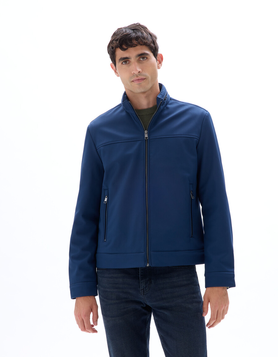 chaqueta softshell con cuello alto