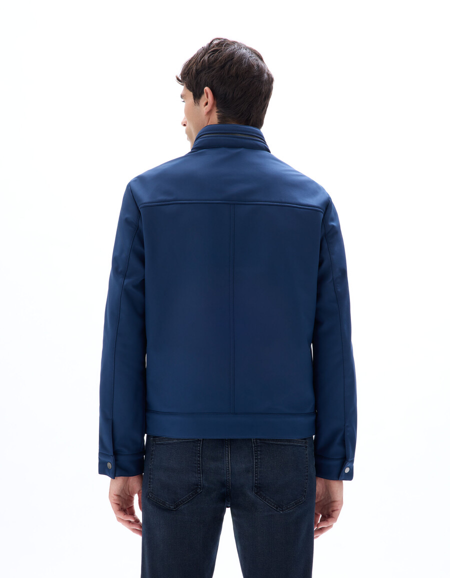 chaqueta softshell con cuello alto
