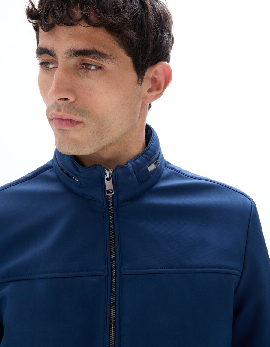 chaqueta softshell con cuello alto