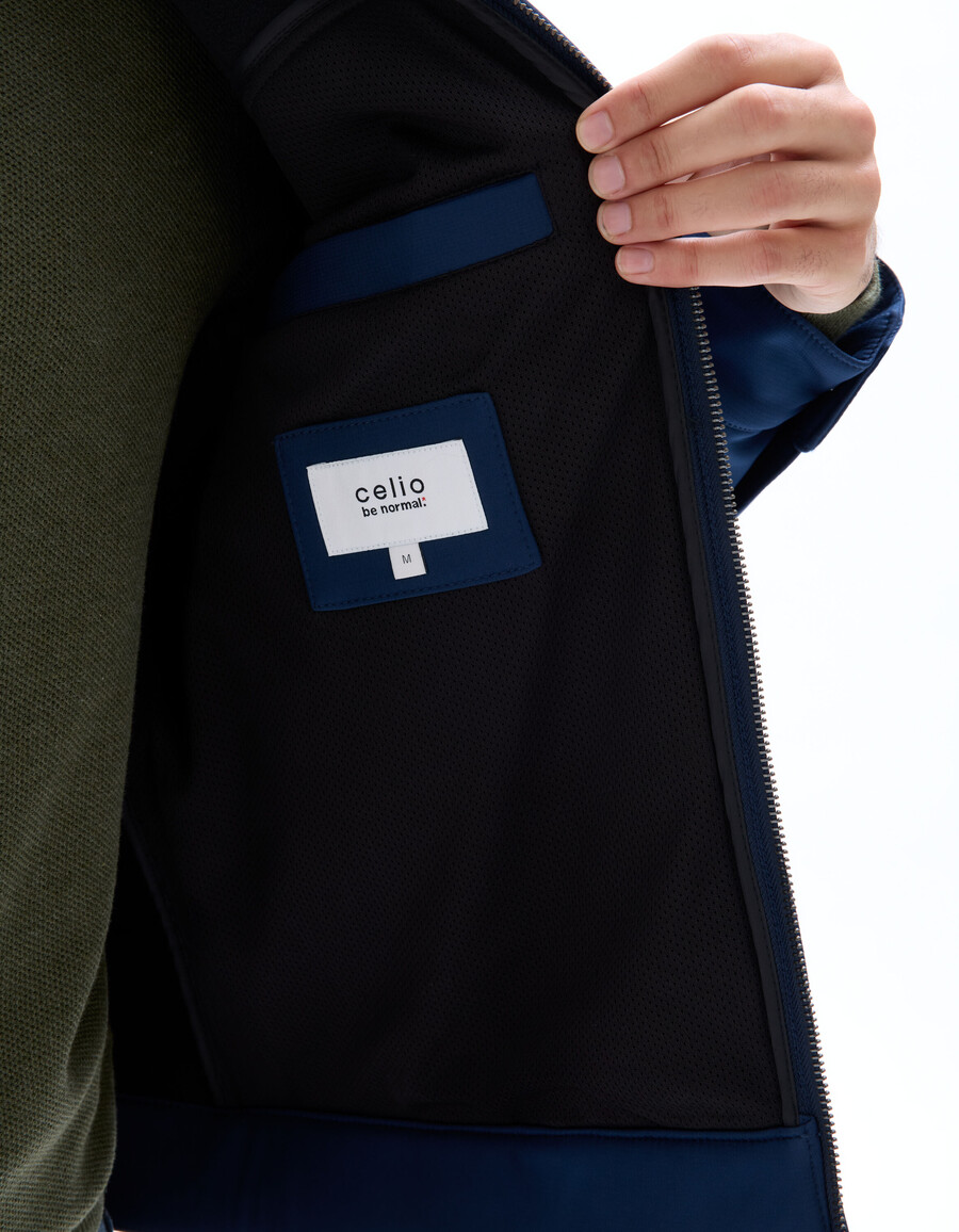 chaqueta softshell con cuello alto