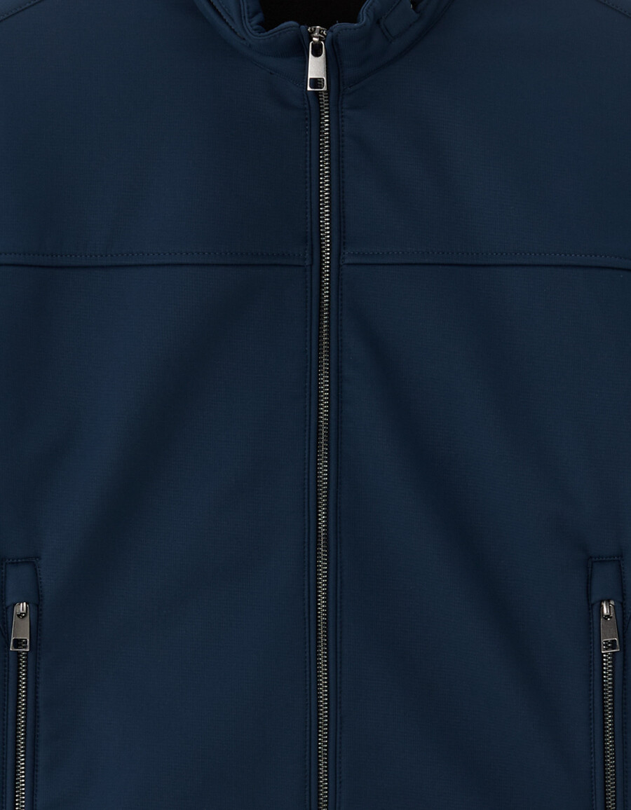chaqueta softshell con cuello alto