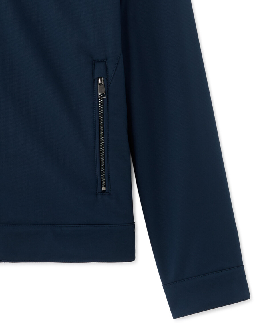 chaqueta softshell con cuello alto