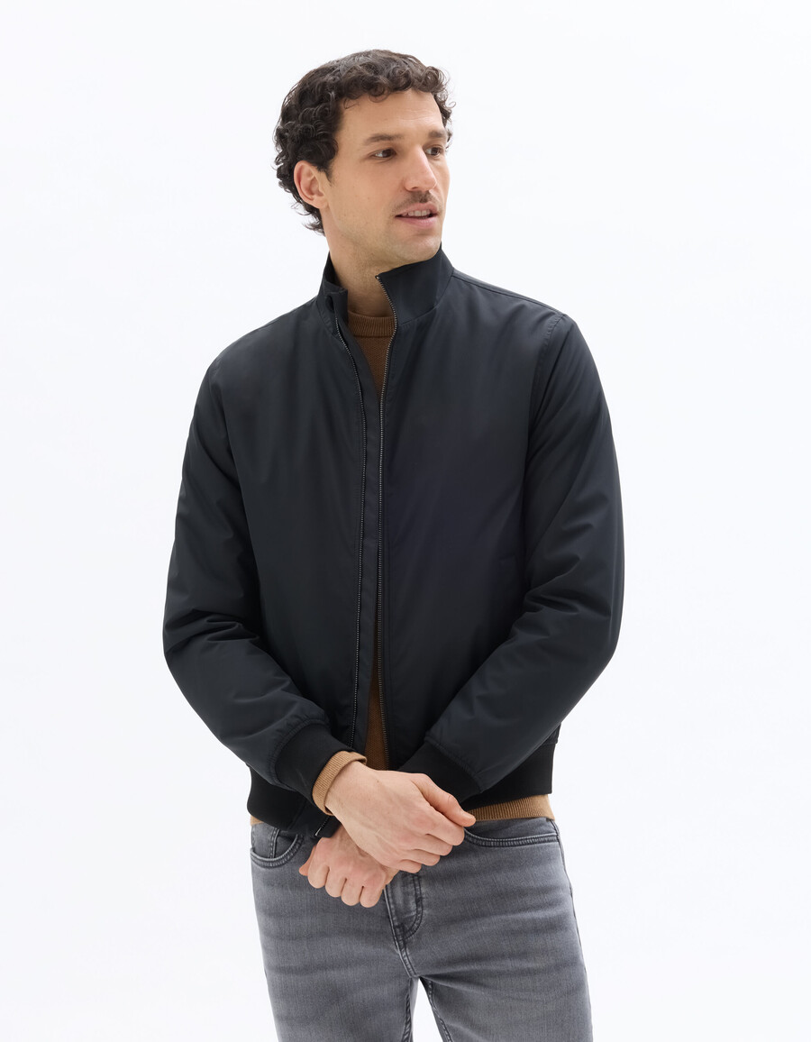 chaqueta negra drycore con cuello alto