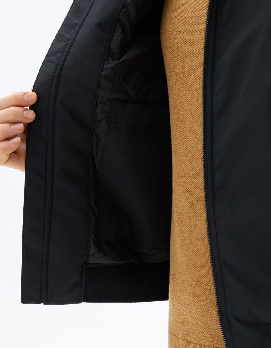 chaqueta negra drycore con cuello alto