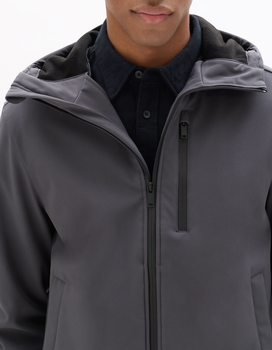 chaqueta softshell con capucha