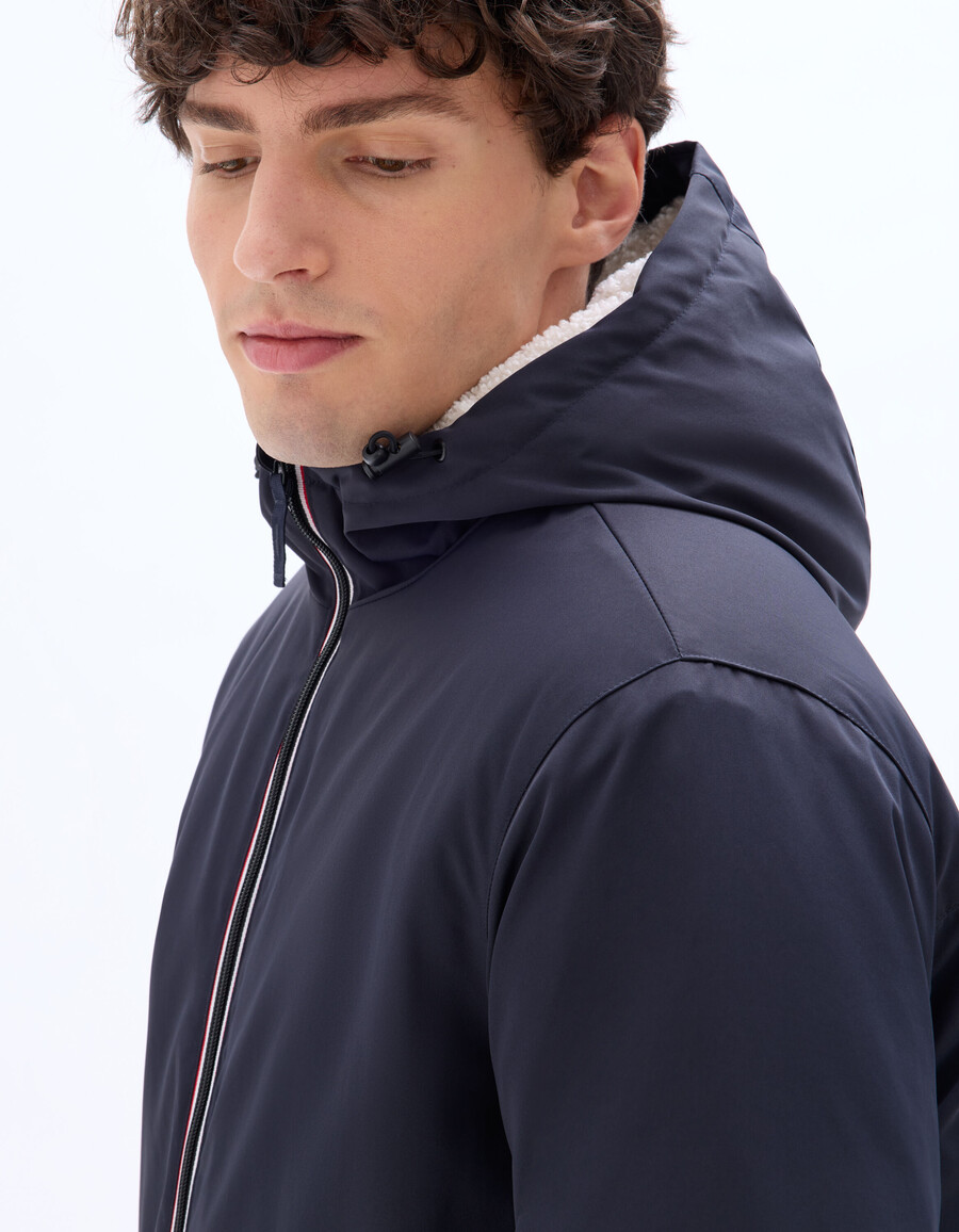 parka drycore con capucha repelente al agua y forrada de sherpa