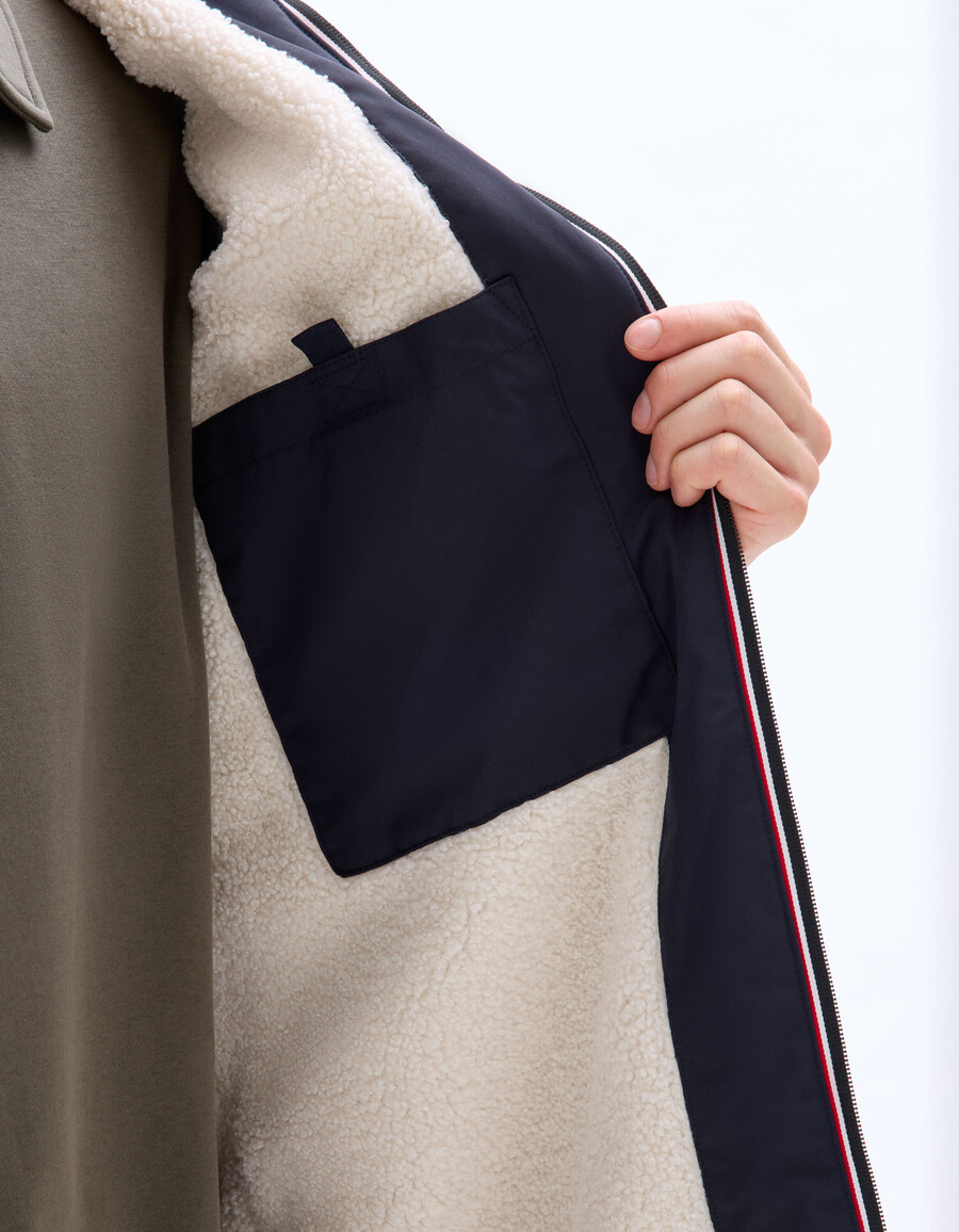 parka drycore con capucha repelente al agua y forrada de sherpa