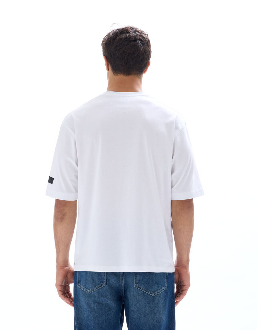 camiseta blanca extragrande de one piece
