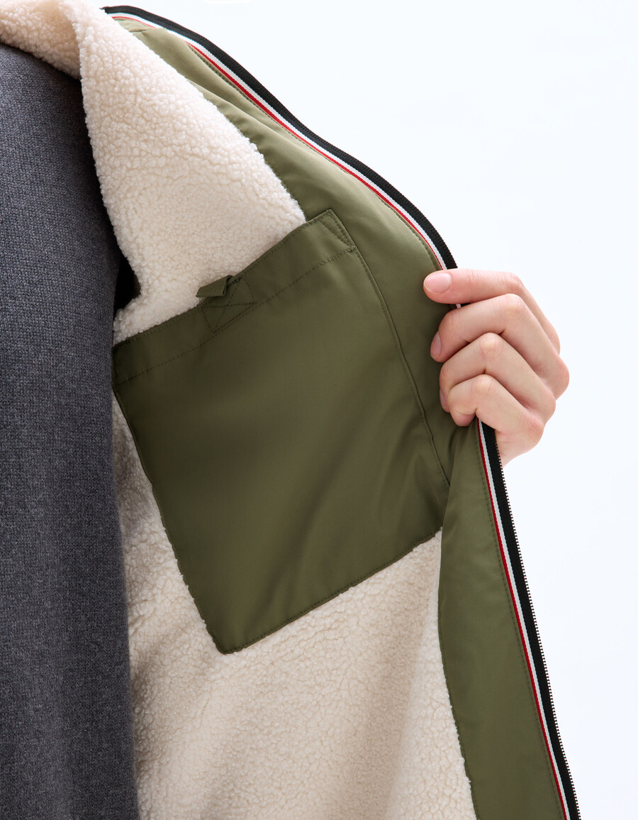 parka drycore con capucha repelente al agua y forrada de sherpa