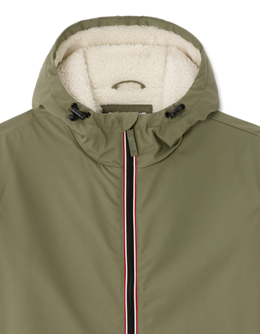 parka drycore con capucha repelente al agua y forrada de sherpa