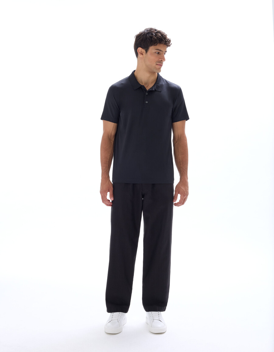 polo de corte regular en tejido técnico