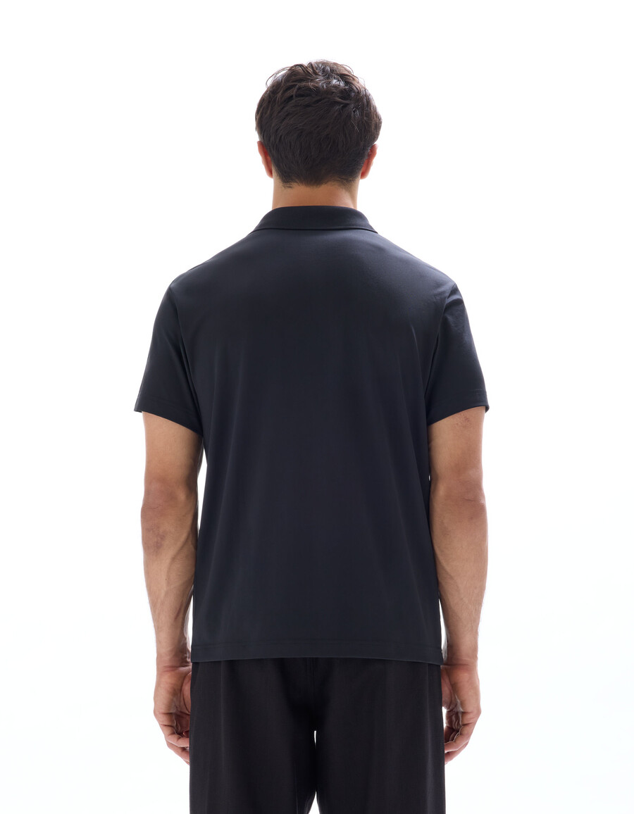 polo de corte regular en tejido técnico