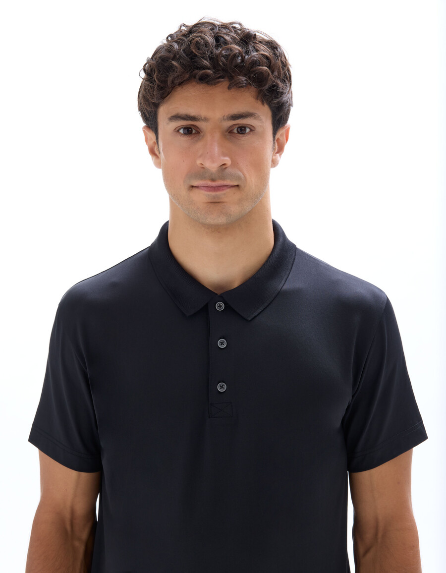 polo de corte regular en tejido técnico