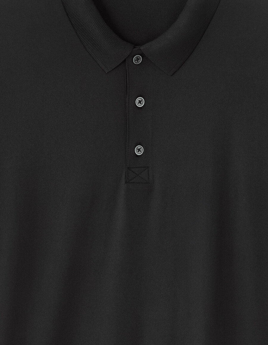 polo de corte regular en tejido técnico