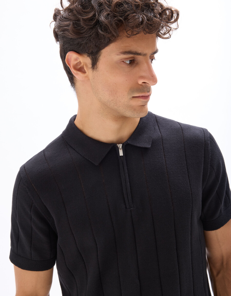 polo de corte regular con cuello con cremallera