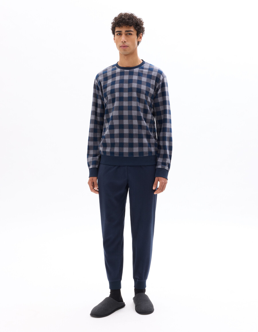 pijama de polar camiseta y pantalón de cuadros