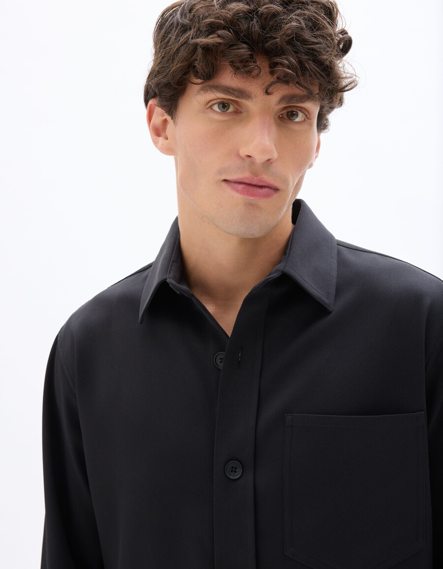 camisa de sarga negra