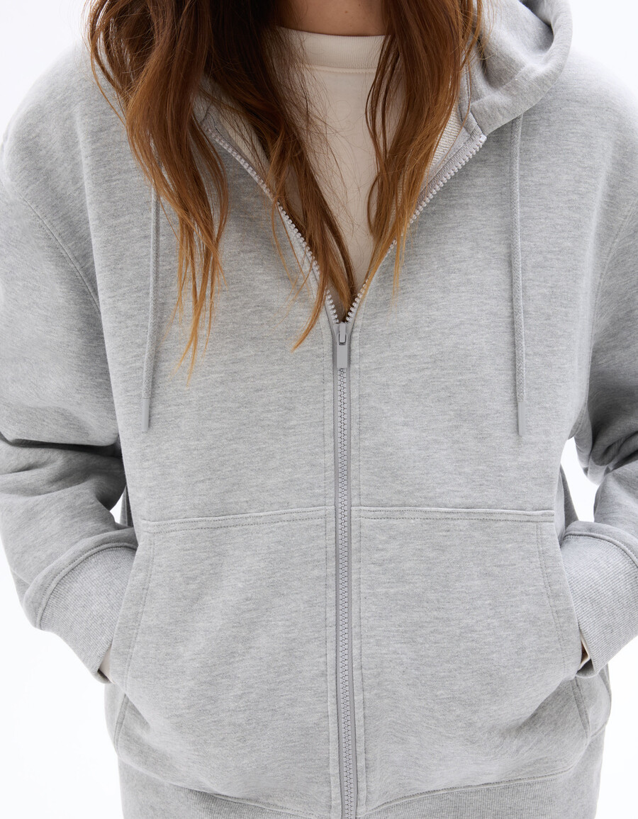 sudadera con capucha y cremallera de polar