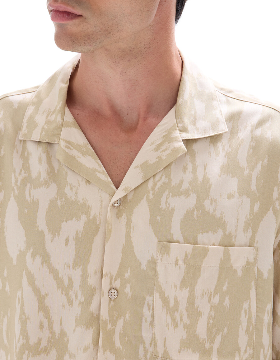 camisa con estampado de camuflaje