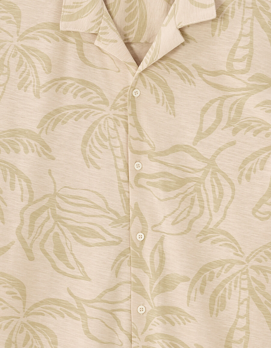 camisa de corte regular con estampado de palmeras