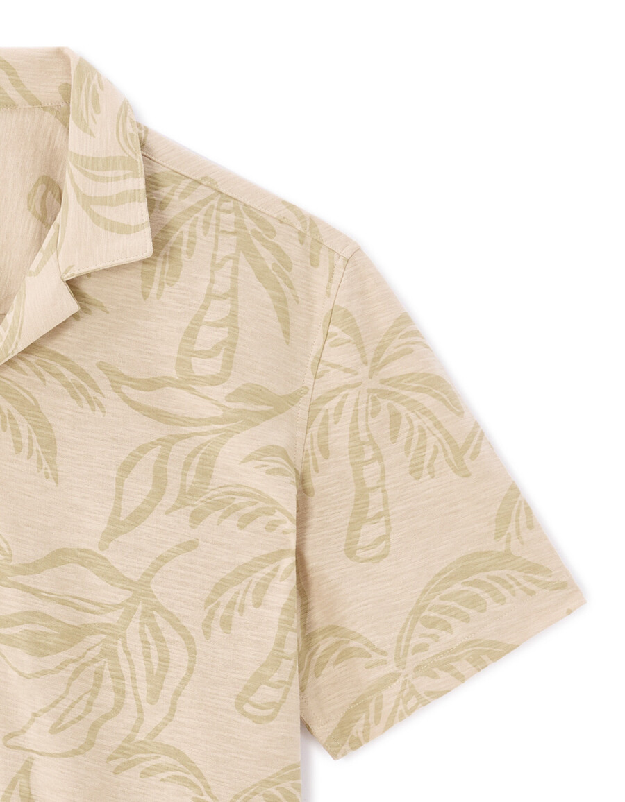 camisa de corte regular con estampado de palmeras