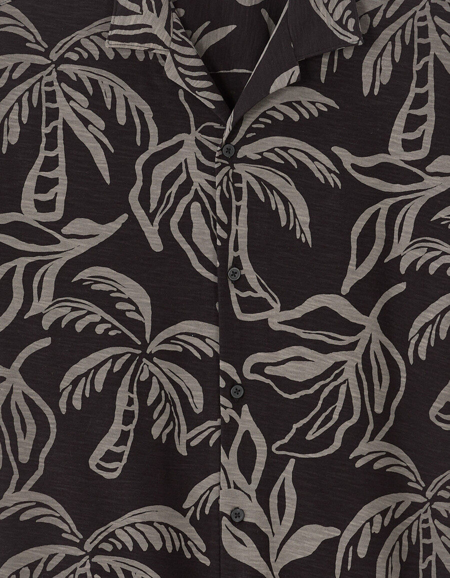 camisa de corte regular con estampado de palmeras