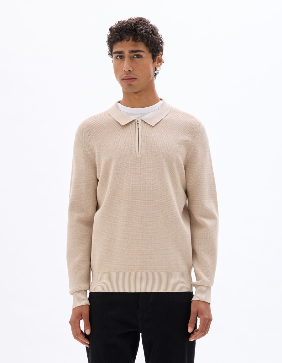 suéter de cuello polo con cremallera y textura de gofre