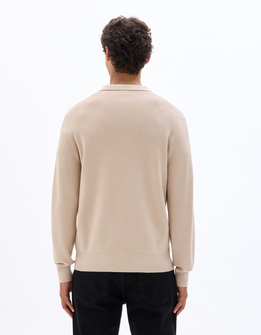 suéter de cuello polo con cremallera y textura de gofre