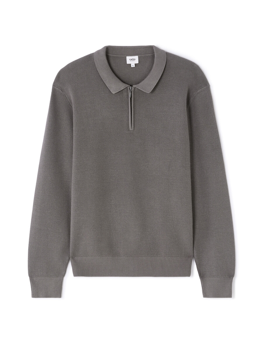 suéter de cuello polo con cremallera y relieve