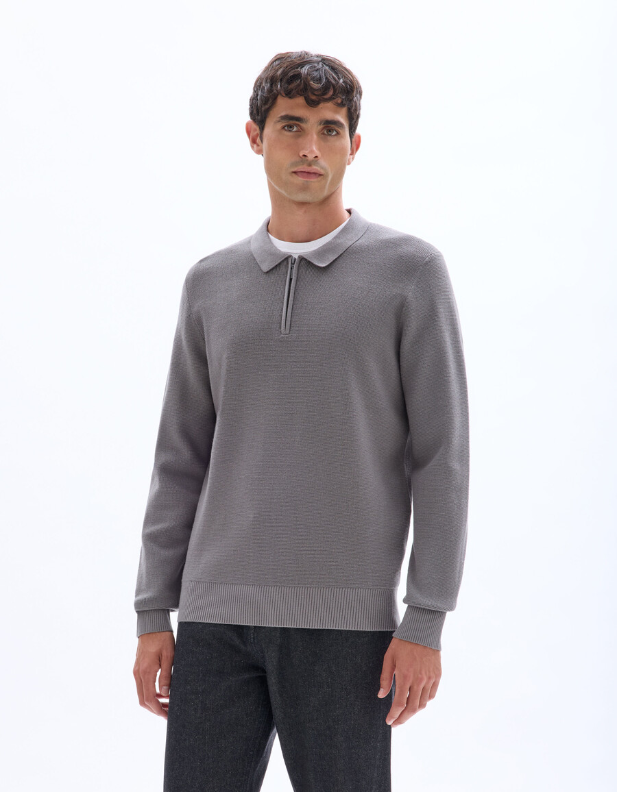 suéter de cuello polo con cremallera y relieve