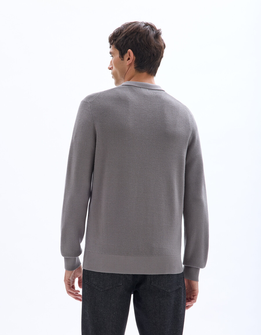 suéter de cuello polo con cremallera y relieve