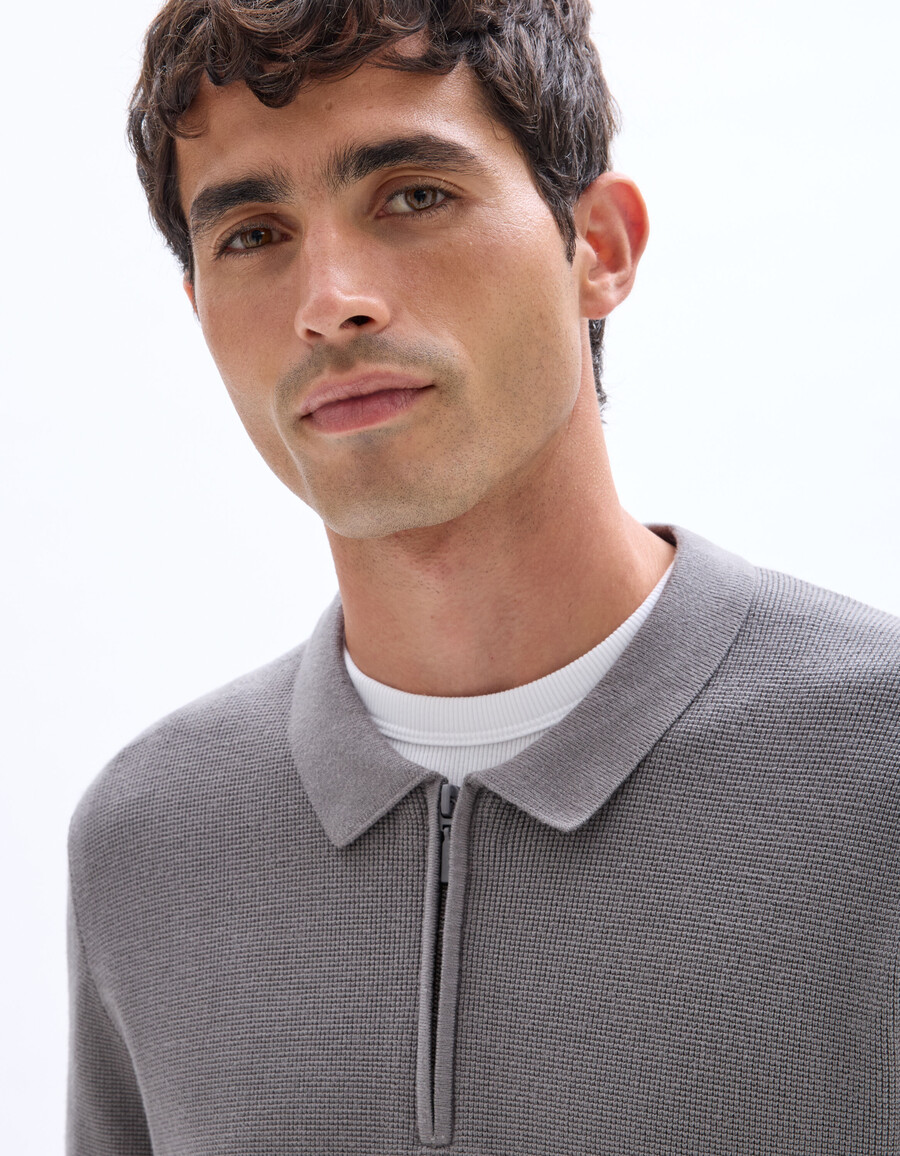suéter de cuello polo con cremallera y relieve