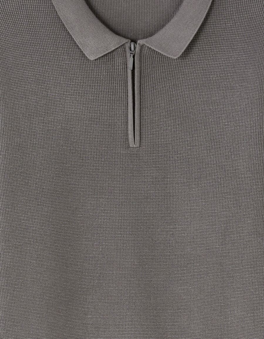 suéter de cuello polo con cremallera y relieve