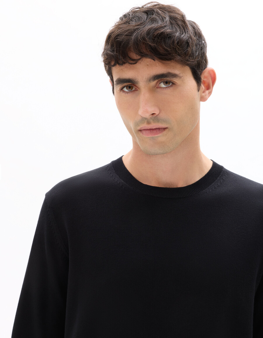 suéter liso de cuello redondo en punto fino