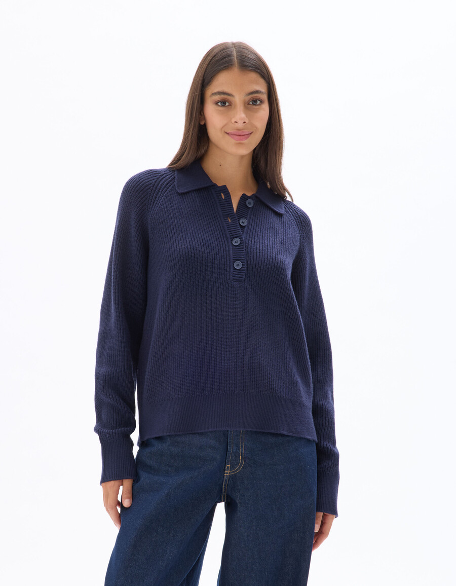suéter de cuello polo de punto azul marino